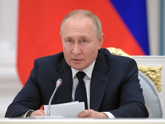 Путин к 2028 году поручил привести российские дороги в порядок