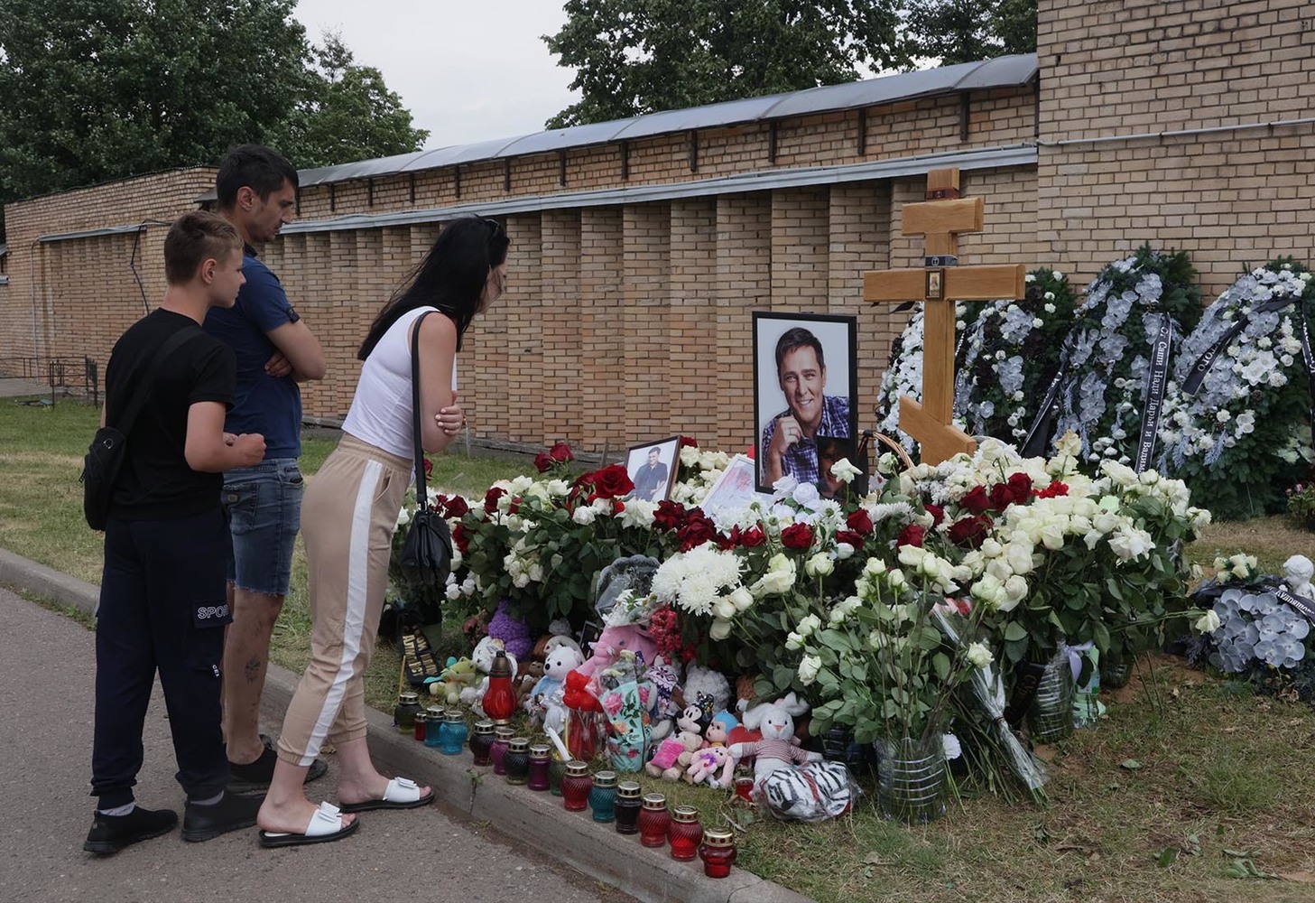 К могиле Юрия Шатунова ограничили доступ: кадры с Троекуровского кладбища