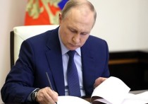 Закон, разрешающий банкам вводить отрицательные ставки по валютным вкладам (депозитам) для юридических лиц, в четверг, 14 июля, подписал президент России Владимир Путин