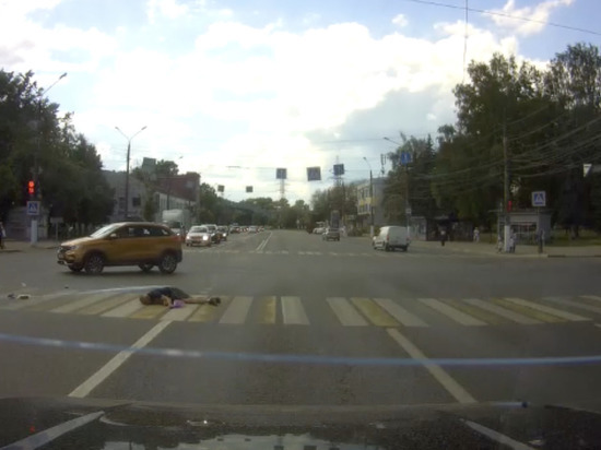 Опубликовано видео, на котором «Škoda» сбила мужчину, переходившего дорогу на «красный» в Твери