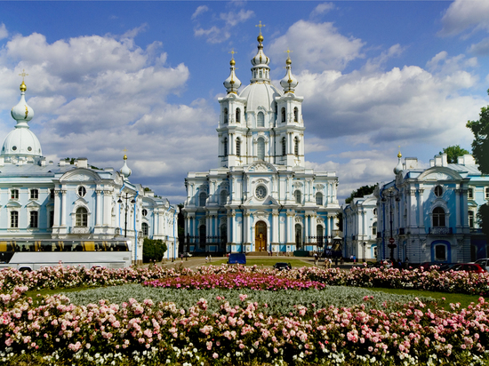 Исторический сад Смольного собора откроют для петербуржцев осенью