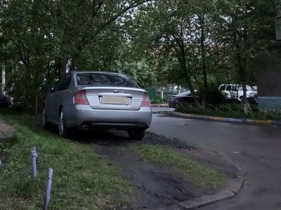 Жителей Кировского района Красноярска в 7 раз чаще штрафуют за парковку на газонах