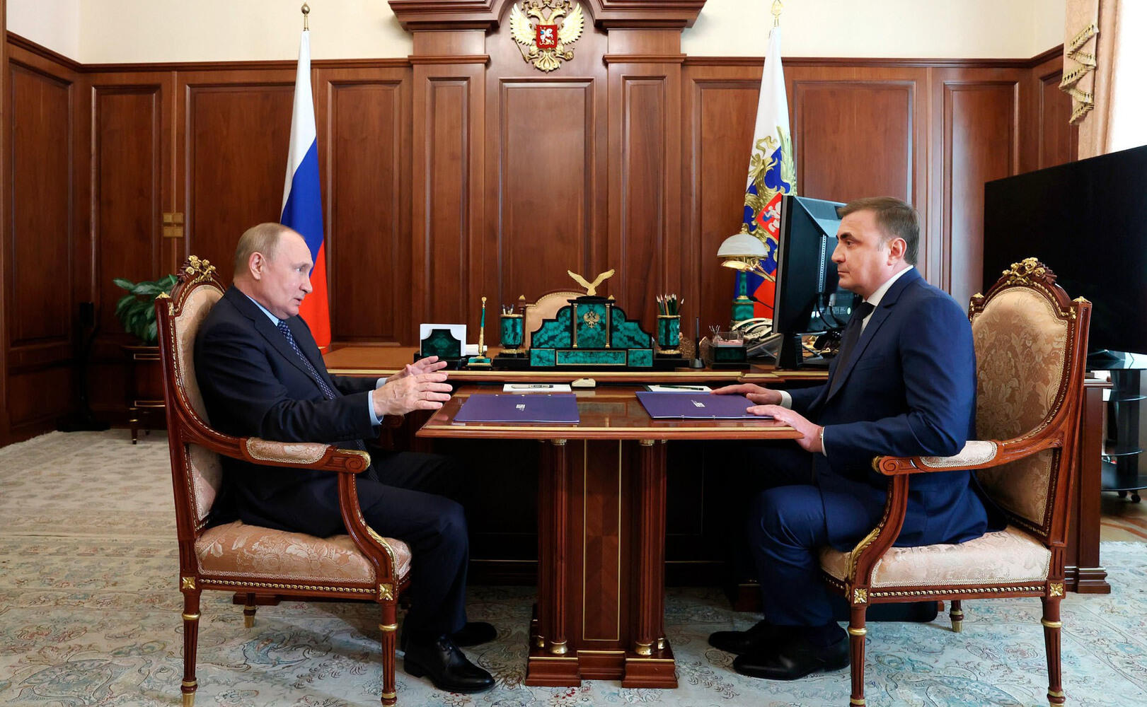 Владимир Путин и Алексей Дюмин - два политических лидера за одним столом