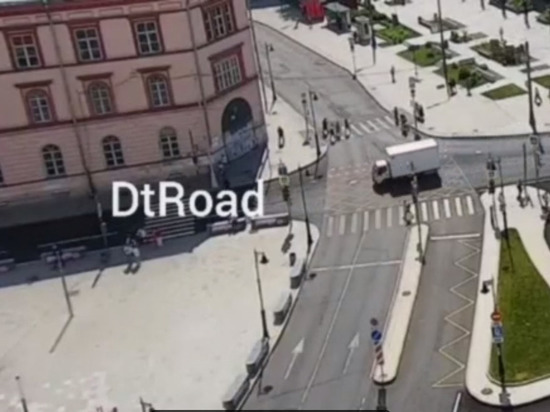 В Москве грузовик на пешеходном переходе сбил самокатчика