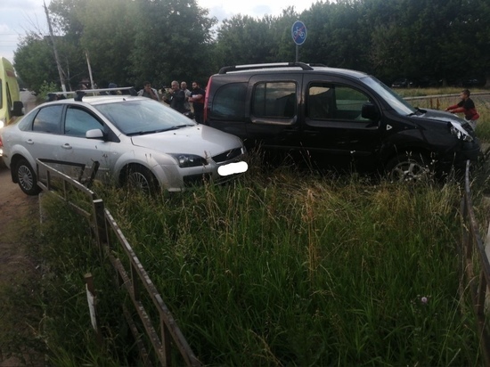 На бульваре Цанова в Твери произошло ДТП: иномарки протаранили ограждение
