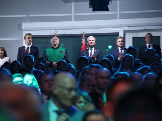 Лукашенко в зеленой жилетке вывел на сцену меланхоличного сына Колю