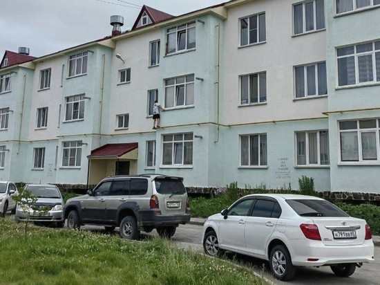 Подросток ходил по прикрепленной к дому газовой трубе в Южно-Сахалинске