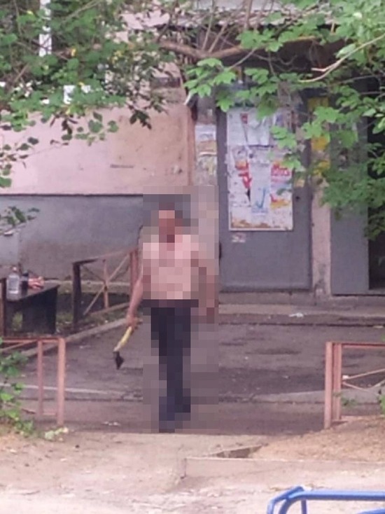 По Курску разгуливает полуголый мужчина с топором