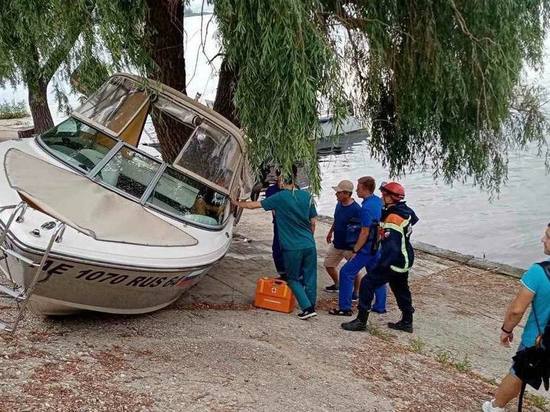 В Энгельсе пострадавшему водителю катера оказывали помощь на месте