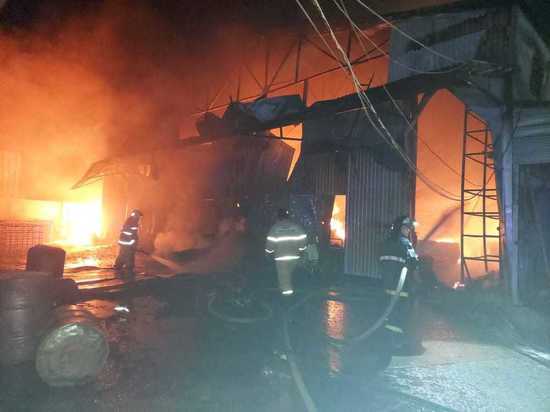 Вечером в Туапсе пожарные потушили фирму по производству бассейнов