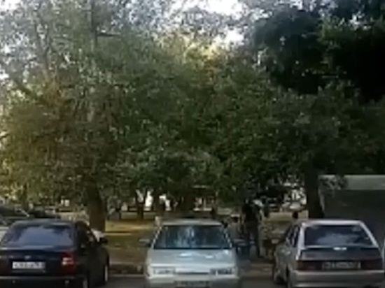 В Ростове мужчина набросился с кулаками на подростков