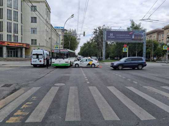 Автомобиль «Яндекс.Такси» врезался в пассажирский автобус в Центральном районе Новосибирска