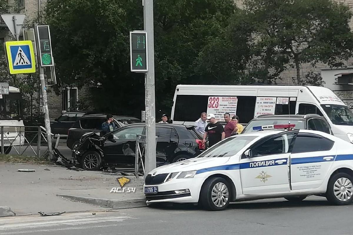 Автомобиль ДПС столкнулся с японской иномаркой в Новосибирске - МК  Новосибирск