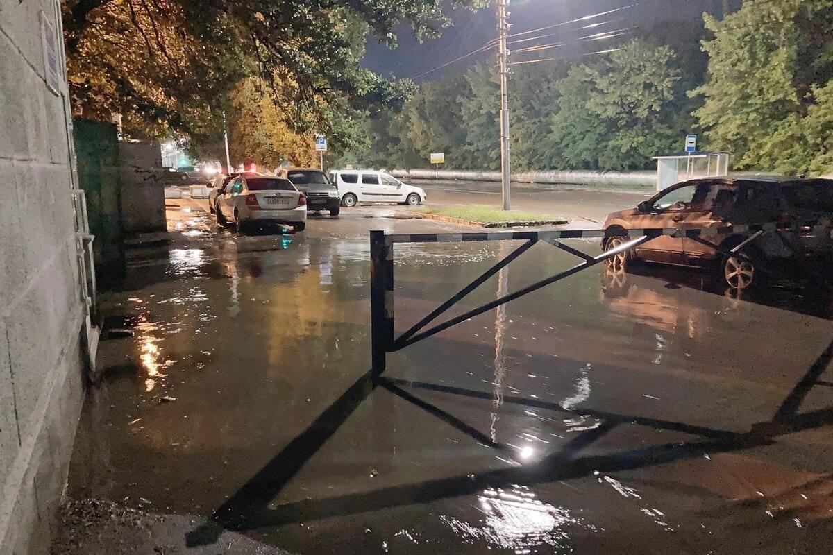 орловские наводнения. ливень в калужской области сегодня. улицы после дождя. сильный дождь. ливень вчера.