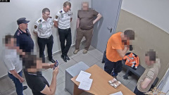 В Шереметьево задержали грузчика, обворовывавшего чемоданы: видео 