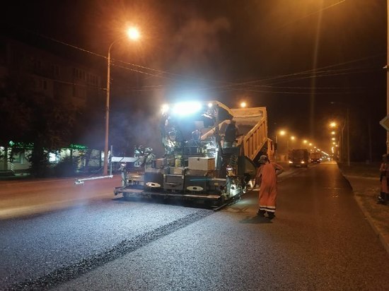 В Астрахани на улице Адмирала Нахимова приступили к укладке асфальта