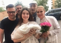 На днях актриса Алена Яковлева впервые стала бабушкой