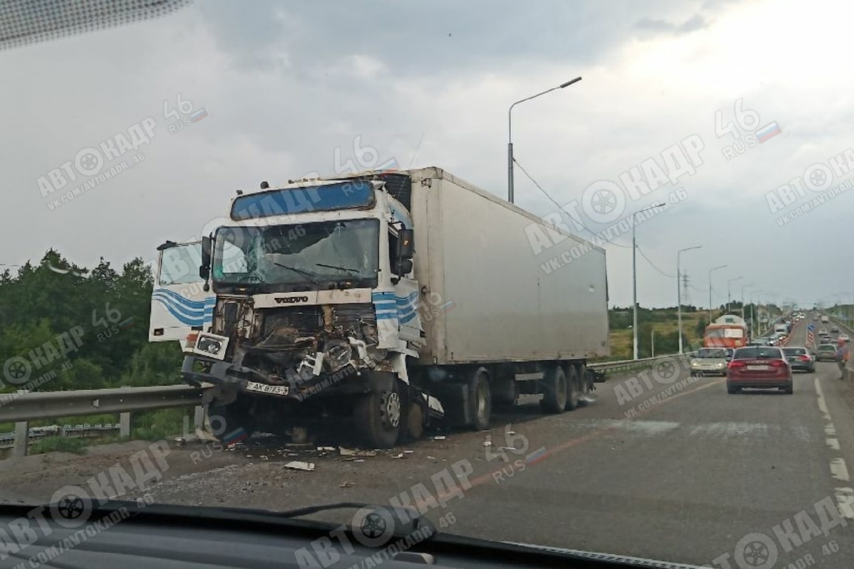 В Курске на объездной трассе образовалась пробка из-за ДТП с фурой - МК  Черноземье