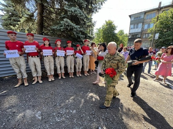 В Снежном почтили память погибших от авиаудара