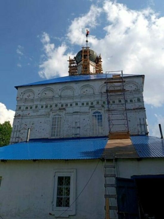 В Тверской области ремонтируют купола старинной церкви