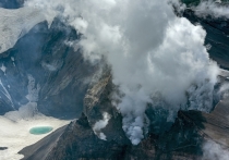 Вулкан Эбеко на Курильских островах выбросил столб пепла на высоту 3 км