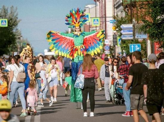 «В центре Мира» в Красноярске 16 июля отмечают середину лета концертами и игрой в Мафию