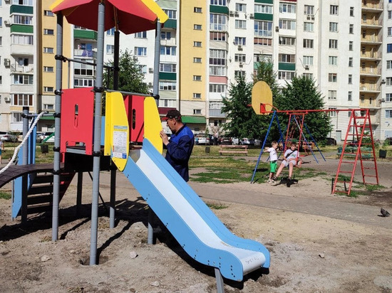 Во дворе на севере Тамбова появилась новая игровая площадка
