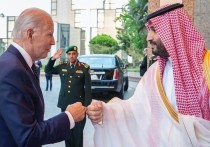 Спустя три года после того, как Джо Байден пообещал сделать Саудовскую Аравию «государством-изгоем» из-за убийства известного диссидента Джамаля Хашогги, президент США приветствовал наследного принца Мохаммеда бин Салмана кулаком, в то время как его администрация пытается перезагрузить отношения и стабилизировать мировые нефтяные рынки