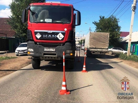 В Омске мужчина погиб под колёсами большегруза