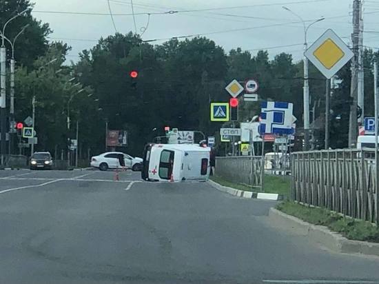 Скорая «легла» на бок после ДТП возле вокзала Великого Новгорода