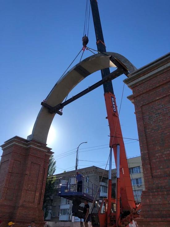 В Саратове установили свод Триумфальной арки