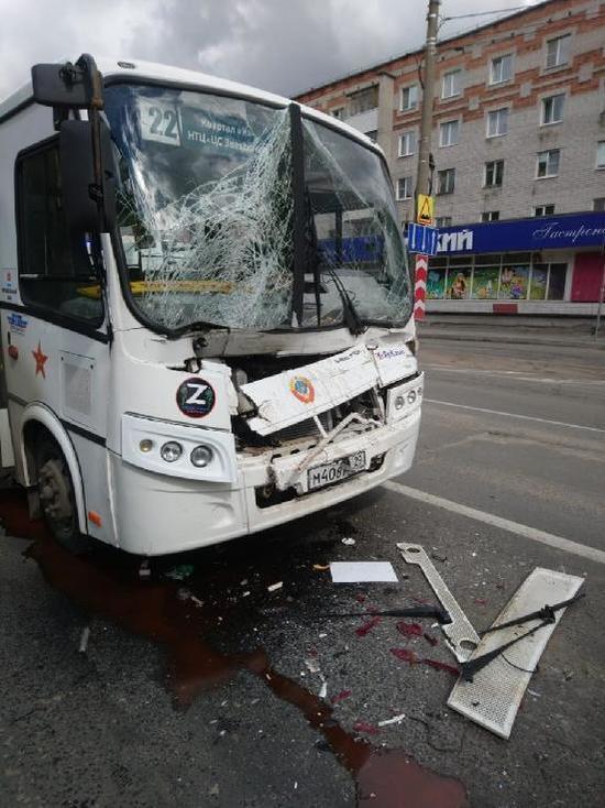 16 июля на пересечении улиц Советская и Железнодорожная маршрутный автобус № 22 столкнулся с грузовиком