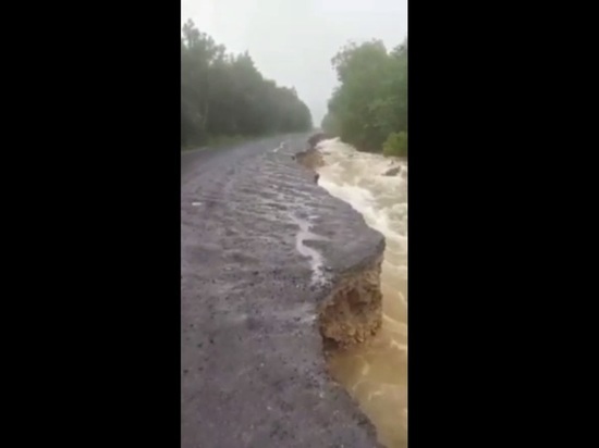 Жители Приморья делятся видео залитых и разрушенных стихией дорог