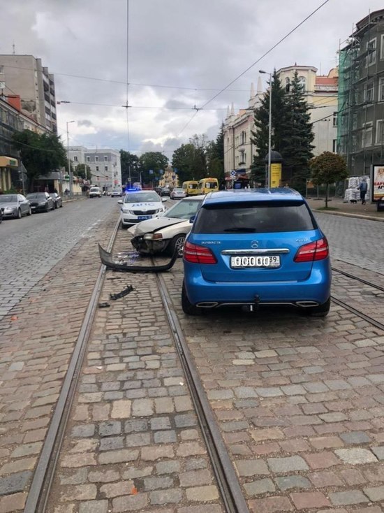 На проспекте Мира в Калининграде столкнулись Mercedes и Mazda