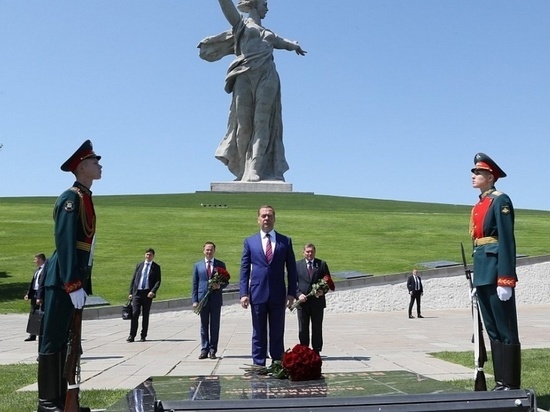 Дмитрий Медведев почтил память погибших на Мамаевом кургане