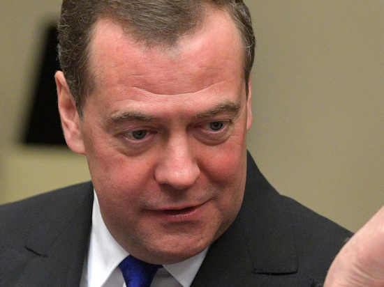 Медведев передал привет от Путина ветеранам Сталинграда