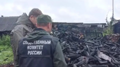 СК показал сгоревший дом в Томской области, где погибли пять детей
