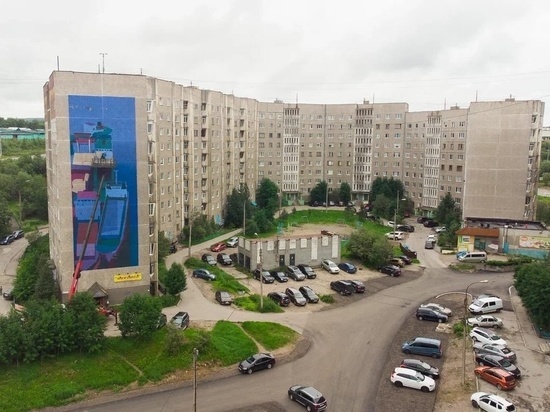 Мурал, изображающий торговые суда, украсил девятиэтажку на Серова в Мурманске