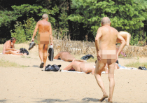 В последние несколько недель значительно осложнился быт московских нудистов: на существующий уже несколько десятилетий в Серебряном Бору «дикий» пляж для любителей отдыхать без одежды постоянно приезжают наряды полиции