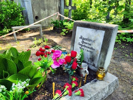 На Смоленском кладбище установили памятник Алексею Балабанову