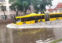 Ливневые дожди, обрушившиеся на Гомельскую область Белоруссии, спровоцировали затопление многих центральных улиц областной столицы