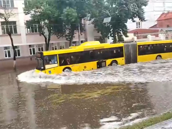 Ливень затопил белорусский Гомель: красиво поплыли автобусы