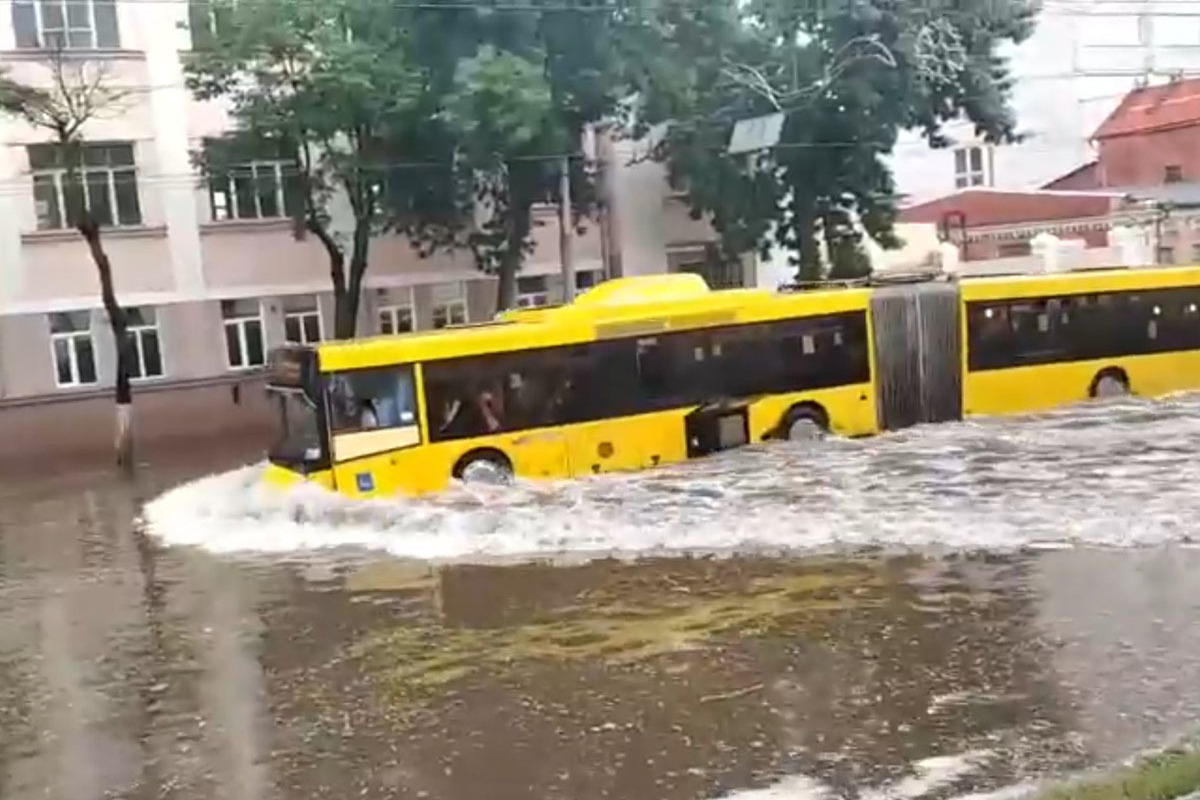 В окне автобуса поплыл. Плавающий автобус. Гомель потоп. Автобус потоп. Ливень в городе.