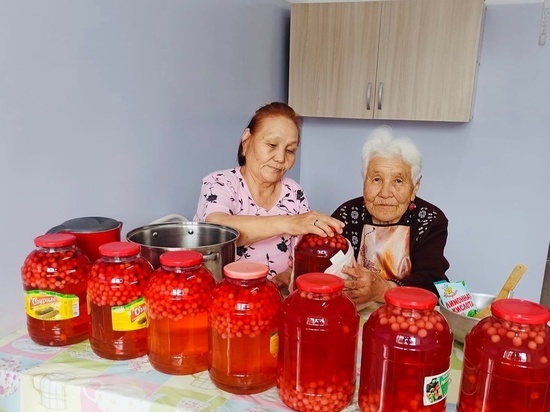 Постояльцы Кызылского дома -интерната выходят на сбор ягод