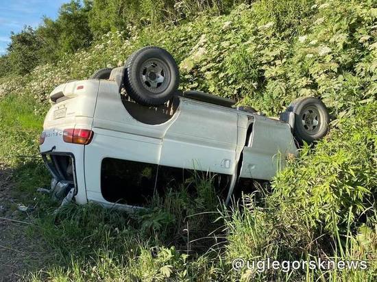 Автомобиль Mitsubishi Delica перевернулся в Углегорском районе