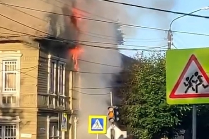 Костромские пожарные оперативно потушили деревянный дом на улице Шагова