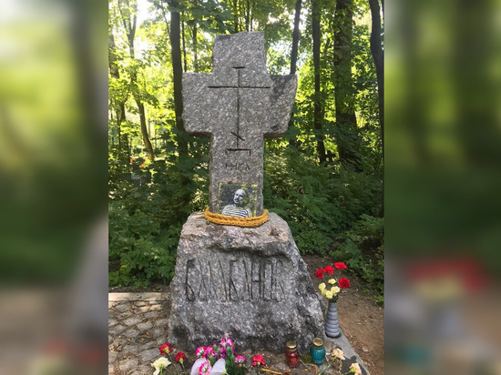 Через 9 лет после смерти режиссера на могиле Балабанова в Петербурге установили каменный крест