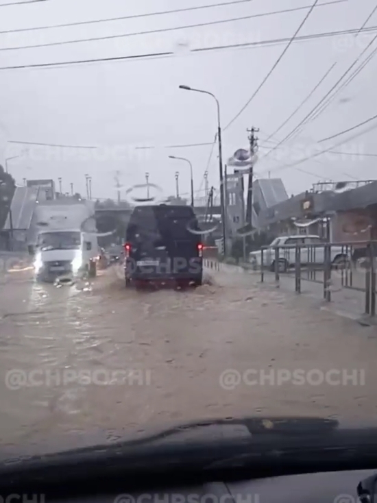 В Лоо из-за залпового ливня оказалась подтоплена часть трассы, образовалась временная пробка