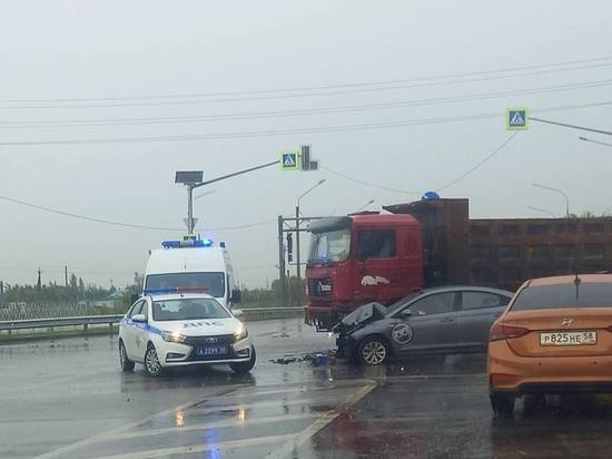 В Пензе самосвал подмял под себя легковушку