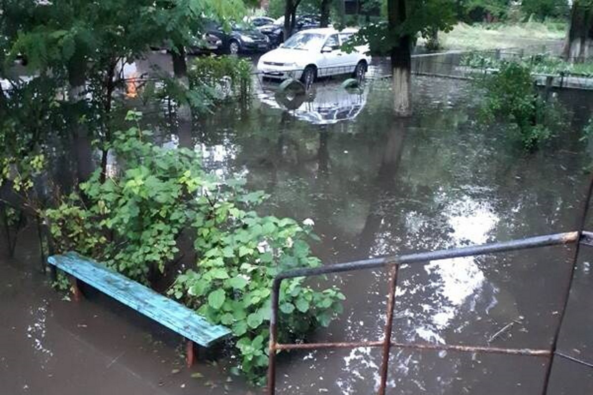 Трахаются во дворе под дождем